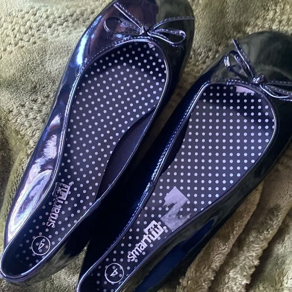 Smart Fit Black shiny dress shoes new girls Sz 4 RARE